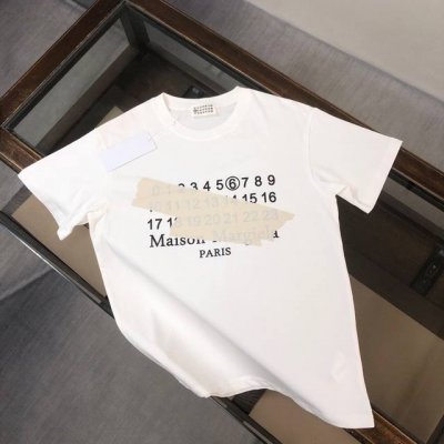 Margiela 马吉拉 2025春夏全新系列单品上线，非常时髦前卫的一款男女同款短袖T恤，正面印有马吉拉标志性的印花Logo，彰显品牌魅力！区别于以往的不同，
