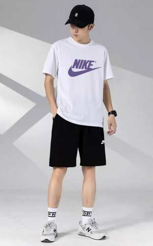 Nike 耐克休闲情侣款短袖短裤运动套装，男女均可轻松上身驾驭 ，面料柔软有弹性超级舒服 ！细节一步到位 ，腰部内里有抽绳可以随意调节！ 上身效果超赞！超舒适！