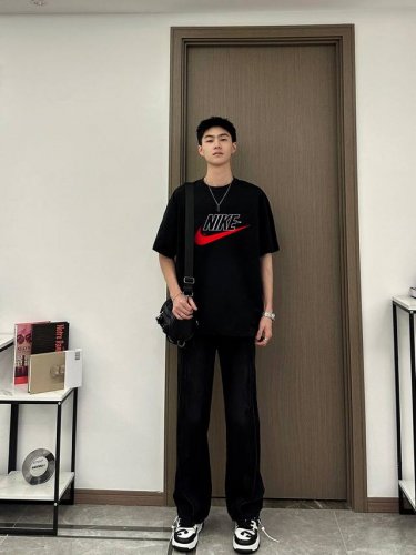 上新Nike 耐克情侣款圆领短袖T恤，全部采用上等原料，质感好颜色鲜明！ 这种款式上身回头率超高！基础款的圆领Tee,男女均可驾驭！ 尺码：S-3Xl 颜色：白