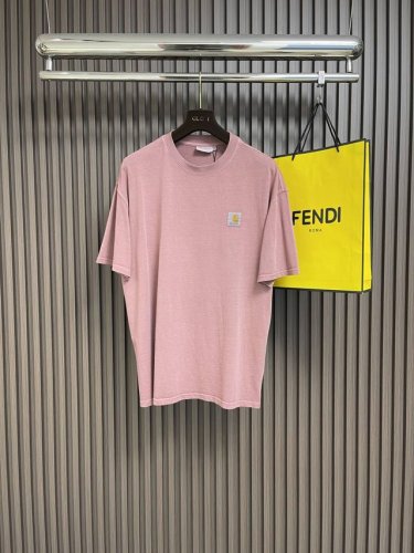 carhartt 徽标字母短袖T恤，采用纯棉12S精棉平纹，通过平纹组织方式交织而成的面料，纱线屈曲点也多，使得织物具有较好的坚牢度和耐磨性。徽标采用进口定做绣
