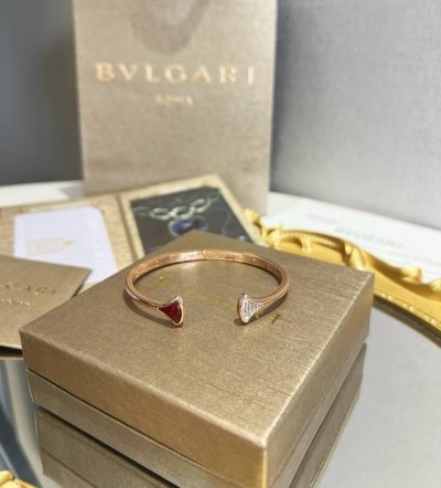 bvlgari宝格丽扇形手镯 两色可选 520好礼 创意满钻扇子设计搭配白贝母 红玛瑙 优雅而亲切 ～彰显出女性魅力的本质和精髓 开口设计不挑手围 配全套礼盒包