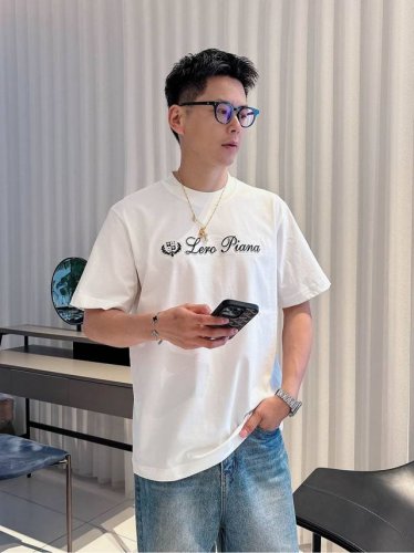 Lp2570Ss春夏新款首发专柜最新款短袖圆领T恤 高端订制 设计前卫时尚 品牌Logo重工艺设计 高端定制230克面料.手感柔软.穿着舒适.专柜级别精致车线.