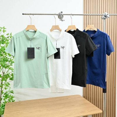 上新 款号 85305# 始祖鸟2025夏季男子立领刺绣半拉链短袖 跑步运动休闲T恤速干透气 采用超强弹力高端pro 升级版强力伸缩 重量比普通轻盈10% 具有