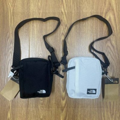 the North Face Tnf北面皮标Logo运动休闲单肩包斜挎包 大容量合理分区、轻松收纳 明亮的颜色对比、考究的材质拼接 简约不简单、出色不挑人 用时