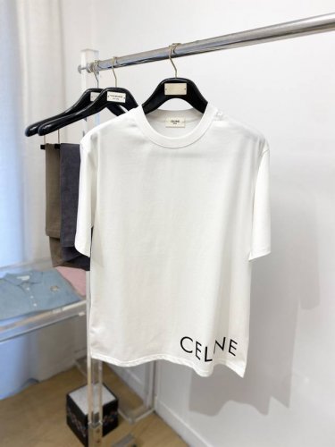celine 赛琳、2025最新款短袖T恤，帅气时尚，衣下顶级印胶字母Logo，简约百搭款。面料棉 不仅挺括，保持潮流的廓形，又穿着舒适，纱织更细腻，码数S-2