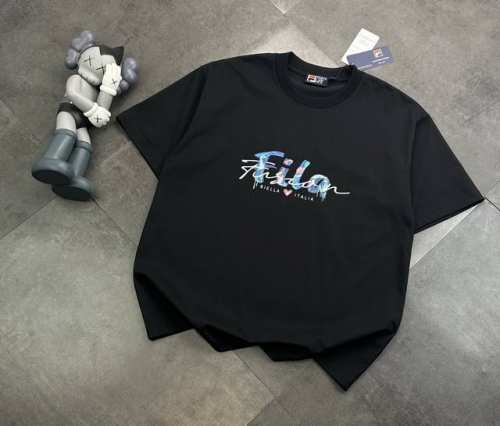 潮牌Fila斐乐官网同款同步短袖 胸口Logo点缀胸前 简约又不失时尚感 一眼就狠狠拿捏住了 正肩版型对各种身材都很友好 穿起来整个人显得挺拔又精神 瞬间男友力
