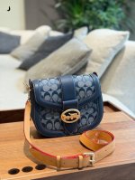 coach 蔻驰.五月 香布雷 Saddle 令人心动的包包又又又来啦~ 时尚是个轮回，运动风和满版Logo热潮从未退却，大行其道。5月，O春末夏初，Coach