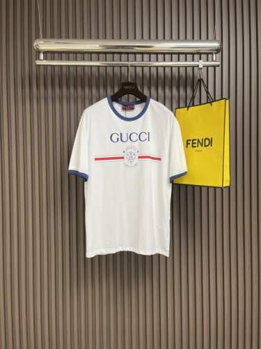 P210Gucci 织带印花短袖T恤，采用24支的特纺紧密棉纱线织造而成，织造工艺要求较高，需要使用先进的织机和高品质的原材料。微发泡叠加多层套印，模仿手工刺绣