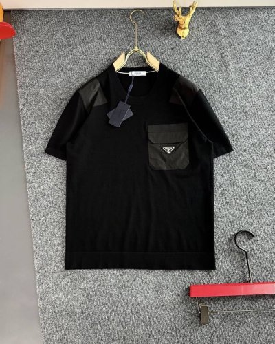 prad* 补单出货了 2025春夏季 顶级进口私货，胸前拼布 三角Logo 高品真丝伊力特 高端经典 点缀Logo 设计伊立特纯色百搭款针织短袖，专柜款时尚不