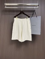 Burberry 战马微标棉质短裤，亮眼装饰马术骑士刺绣贴花，百搭男女休闲宽松短裤款、非常高街百搭的一个款式！秉承着Bur一贯的简约高规格风格打造及膝短裤，选用