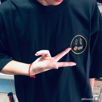 顶级正确版本 D06# Drew House比伯欧阳娜娜同款刺绣笑脸短袖T恤 情侣款- 区别市场普通货，高级定制定织原版巴黎棉，手感偏重磅厚实，表面比较顺滑细腻