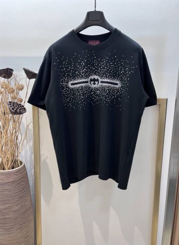 Size：S M L Xl 黑白两色 男女同款197712170071 G家G*Cci 古驰 放射式钻饰双G半袖T恤采用针织棉匠心打造，缀饰Gu*Ci互扣式双G