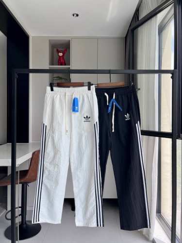 三叶草织带运动裤 阿迪达斯三叶草Adidas织带直筒裤运动裤，高街潮流痞帅风 版型优秀 爽滑面料使裤子非常有型 并且保持舒适的亲肤感而且不会臃肿 非常好搭不挑人