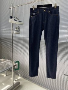 Versac 2025Ss春夏新款范思哲弹力牛仔裤，明线织边棉质直筒长裤，男士金属纽扣徽标点缀休闲长裤。洋行顶尖订单系列，一款绝对重工的顶级单品，呈现Overs