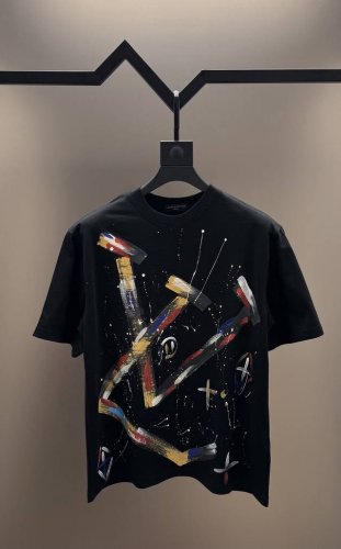 原单品质 品牌：Lv 路易威登 25Ss最新顶级手绘Lv品牌元素标志性 Logo涂鸦泼墨手绘工艺短袖T恤，彰显品牌魅力。 260克 高端进口纯棉双纱面料，新疆小