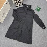 款号A40 Moncler 蒙口风衣大货实拍#新款女士长款带帽风衣外套 一件值得你的长款风衣！ 对于喜欢休闲、既定穿衣风格的人来说，经典款永远是最佳的选择，没有