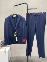 P820/套。Gucci古驰春秋新款西服套装，外贸公司订单 简约休闲西装外套，独家专供进口原版聚酯纤维面料，透气柔软保暖性很强，笔挺垂感十足，整件衣服车工走线整