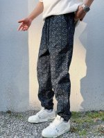Loewe 罗意威 S春夏新品 提花暗纹休闲裤，定制10S*7S全棉纱线，采用活性染色经纱，纬纱精密赛络纺纱线，手工数点纱线制作提花装置，成品布洗水后根据各自大
