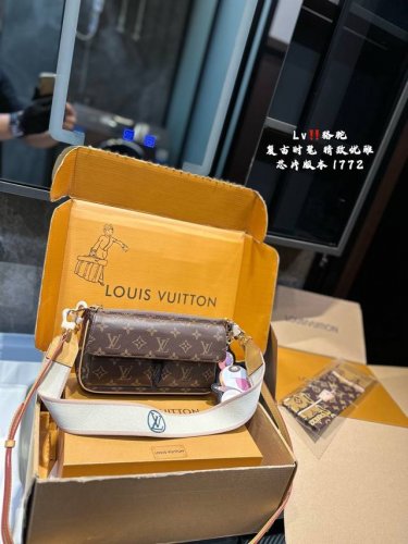 折叠飞机礼盒 Lv 骆驼包 送挂件超美的爆款Lv包包来了~ 新款Lv双口袋骆驼包来啦超适合春夏的一款包包 短款肩带舒适又时髦妥妥辣妹背法~ 随意搭配衣服，可背又