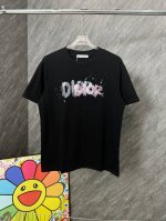 迪奥彩色涂鸦圆领短袖 Dior官网Zp同步新款T恤 面料采用32支双纱280克高克重纯棉面料 同缸定织定染原版同色螺纹 进口机器白墨直喷印花工艺 内里包边包条做
