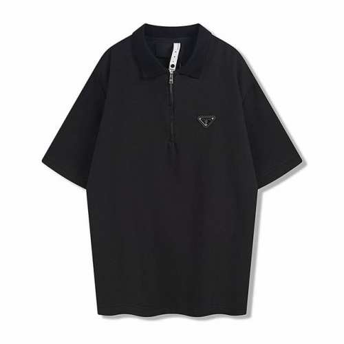 prad细节珠地布金属微标polo衫 方正剪裁搭配简洁线条，经典设计融入全新运动风。采用珠地布制作，短袖款式，搭配罗纹针织领与平直底边。拉链开合，还有再生尼龙细