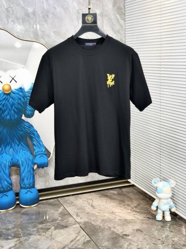 lv。穿200斤。宽松版 顶级货品2025春夏新款首发专柜最新款短袖圆领T恤 高端订制 设计前卫时尚！品牌Logo重工艺设计 高端定制天丝面料.手感柔软.穿着舒
