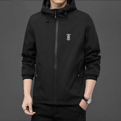 Burberry 巴宝莉Tb春季新款连帽夹克外套！品质可以用极致来形容！海外钻柜在售，秋季潮流新品！独特传统巴宝莉经典风格，客供牛奶丝聚酯面料，上身效果好，穿着