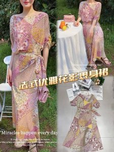连衣裙 法式优雅花影裹身裙 满溢浪漫风情 柔和梦幻的粉调为主 交织着缤纷的印花图案 似花园里肆意绽放的繁花 恰到好处的裹身剪裁 勾勒曼妙身姿 轻盈飘逸的面料 上