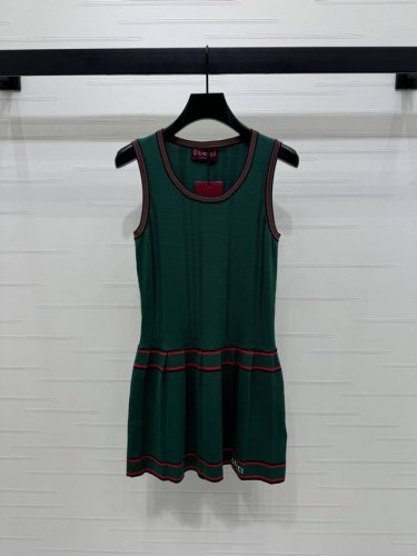 上新原单高端品质Gucc* 2025春夏新款系列！撞色百褶无袖针织连衣裙！定制Yb羊毛纱线织造 细腻肌理 舒适透气 无袖背心剪裁下摆百褶设计 增添时尚调性 通体