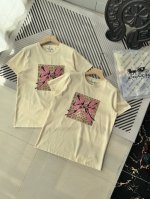 Coach新品蝴蝶结针织短袖圆领女士T恤 颜色：卡其 尺码：S M L 三个码 胸前采用蝴蝶结主题元素！底色加入蔻驰经典C主题元素，绝对是蔻驰今年的大招爆款，必