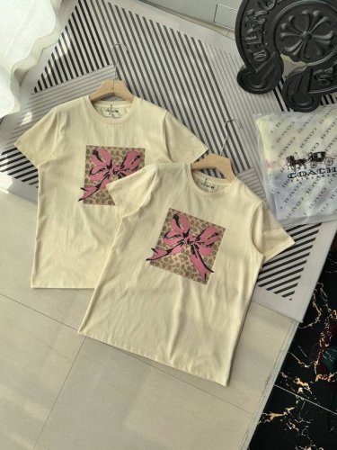 Coach新品蝴蝶结针织短袖圆领女士T恤 颜色：卡其 尺码：S M L 三个码 胸前采用蝴蝶结主题元素！底色加入蔻驰经典C主题元素，绝对是蔻驰今年的大招爆款，必