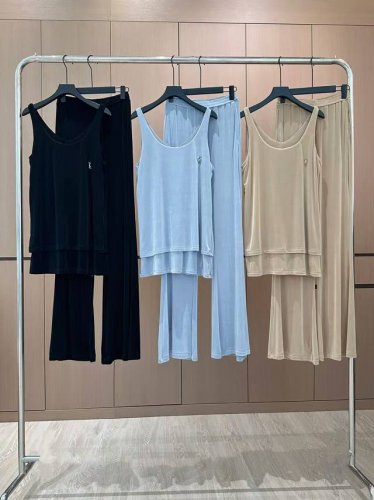 ysl 醋酸错层套装｜胸针点睛，解锁高定氛围感 当醋酸面料的流光邂逅错层剪裁，轻盈垂坠勾勒出流动的曲线美学，每一步都是法式慵懒与摩登气场的碰撞。对称背心与阔腿长