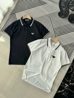 prada 普拉达专柜同步新款 胸前三角标翻领polo衫 爆款推荐 -颜色：白色 黑色 -码数：M 3Xl -采用原版Zp一致定制索罗娜双珠地面料 螺纹同缸定染