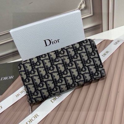 Dior 迪奥老花长款钱夹 迪奥官网同步 原单品质 实物拍摄 ，型号：666110＃，精致的手工艺制作，采用100%进口皮进口，质感强，手感极佳。搭配 压花 经