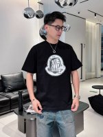 蒙口 春夏新款首发专柜最新款短袖圆领T恤 高端订制 设计前卫时尚 品牌Logo重工艺设计 高端定制230克面料.手感柔软.穿着舒适.专柜级别精致车线.做工精细.
