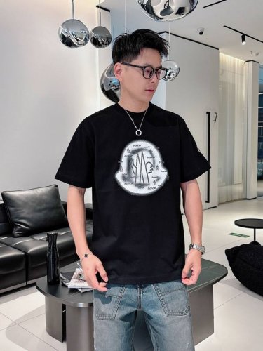 蒙口 春夏新款首发专柜最新款短袖圆领T恤 高端订制 设计前卫时尚 品牌Logo重工艺设计 高端定制230克面料.手感柔软.穿着舒适.专柜级别精致车线.做工精细.
