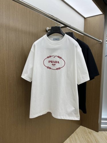pd 2540Fw春夏新品圆领打底外穿T恤，立体感Logo微廓形半袖活性纯棉打底T恤，棉，手感面糯有骨感，柔而有韧性。工艺处理，韧性和抗皱性能得到大幅度提高。微