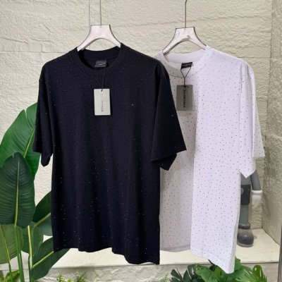 Balenciaga 巴黎世家男女同款满身水钻宽松休闲圆领短袖 T恤 情侣款 半袖 巴黎世家这款全身水钻圆领短袖T恤不容错过 男女皆可穿着 展现独特时尚态度 黑