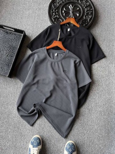 专柜顶级锦氨棉 人气爆款 Dior 迪奥Cd专柜新品冰氧锦棉圆领短袖T恤 恒隆在售万元级 款号 2415 迪奥家今年最新研发冰氧液氨锦氨棉面料 表层做了3D高频