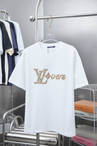 LV 25Ss早春新款 Lv珠片刺绣短袖 轻奢主义 男女日常通勤穿搭必备单品 正确版本 欢迎对比 详细特征 320克 % 纯棉双纱汗布面料 同缸定染特种加粗32