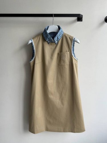 miumi*新款连衣裙，卡其色无袖连衣裙，穿上直接气质拉满撞色格纹假两件设计，领子可拆卸，即便当圆领穿也好看 搭配高级卡其色调，复古感十足，无袖设计简约清爽，早