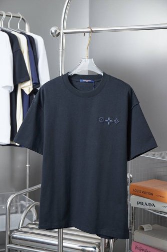 LV 25Ss早春新款 涂鸦印花Logo刺绣短袖 轻奢主义 男女日常通勤穿搭必备单品 正确版本 欢迎对比 详细特征 320克 % 纯棉双纱汗布面料 同缸定染特种