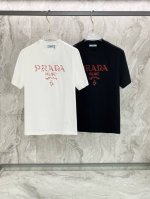 普拉达2025夏季新款短袖T恤，特色的刺绣花纹工艺，个性艺术系列全网独家首发 百搭款细节处理完美240克纯棉面料十分精致 原版面料 网红明星同款高版本 高品质手