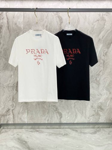 普拉达2025夏季新款短袖T恤，特色的刺绣花纹工艺，个性艺术系列全网独家首发 百搭款细节处理完美240克纯棉面料十分精致 原版面料 网红明星同款高版本 高品质手