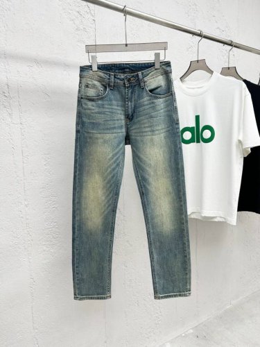 新品 贸易公司渠道臻品 2025春夏新款Di*R男士时尚复古水洗怀旧后腰老花铭牌装饰直筒显瘦休闲牛仔长裤 精选客供高级进口的丹宁牛仔面料 特选日本冈山纯正13O