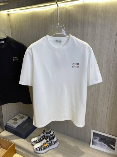 M U M U缪缪 2025Ss春夏最新款短袖T恤出货啦！！ 2025新款T恤 高版本专用面料 高克重 260G 纯棉面料 上身舒适不失挺阔 针脚刺绣工艺、数字