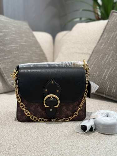 p340 蔻驰Coach新品Beat coach 新品抢先看咯@Coach蔻驰 Beat Shoulder Bag 超A0里面还有肩带还可以斜挎复古马车Logo