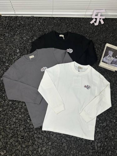 蒙口Moncler宽松休闲纯色时尚百搭卫衣圆领长袖T恤 男女同款 还在纠结日常穿什么？这件蒙口Moncler卫衣必须拥有姓名！ 它的版型简直是为追求慵懒感的人量