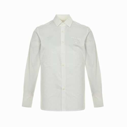 prada 普拉达 25Ss 烫图字母Logo印花衬衫 采用70支人丝府绸布，表面做丝光工艺，手感比较光滑。该款采用德国最新埋夹机制做而成，领口反领立体做法，双