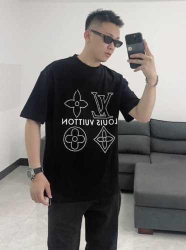 louis Vuitton 路易威登 2025春夏新款采用日本热压技术 珍珠短袖字母T恤 这款 Louis Vuitton T恤采用优质日本尖端纯棉面料制成，柔